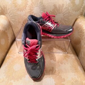 Brooks Women's Athletic Shoes - Black and Pink